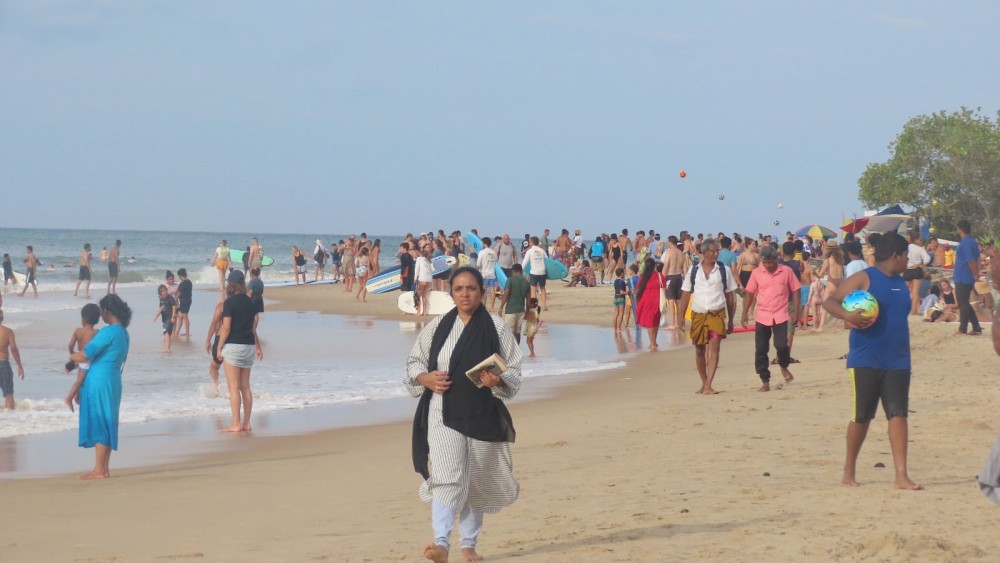 சுற்றுலா பயணிகளின் வருகையால் களைகட்டும் அறுகம்குடா கடற்கரை