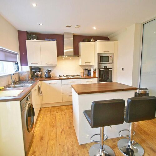 3 BEDROOM Mid Terrace For Sale