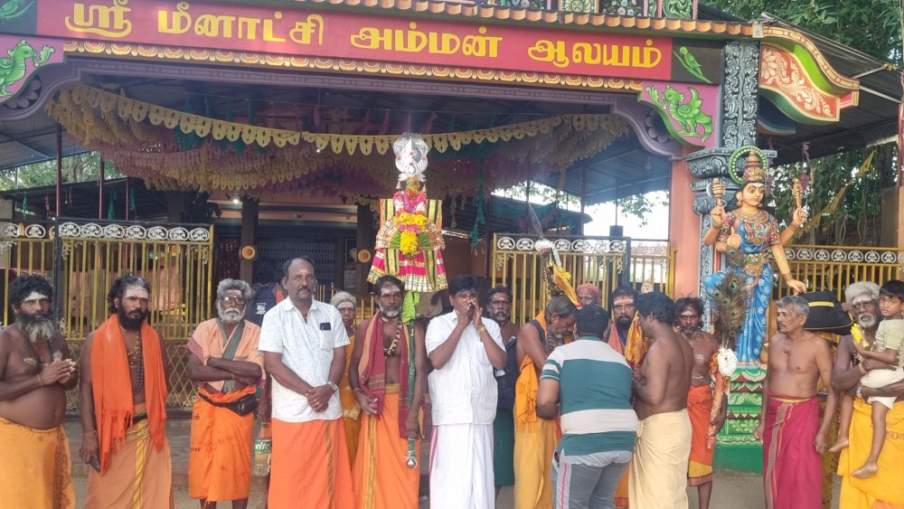 பாதயாத்திரை குழுவினருக்கு பழரசம் வழங்கிய முஸ்லிம் மக்கள்