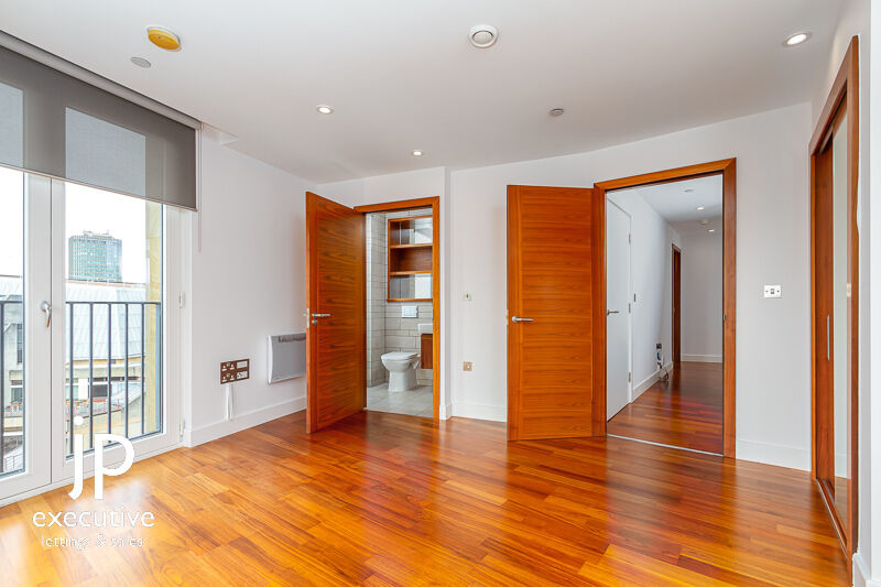 HAYES APARTMENTS CARDIFF CITY CENTRE FURNISHED/UNFURNISHED TWO BEDROOM PENTHOUSE WITH VIEWS OVER THE CITY CENTRE