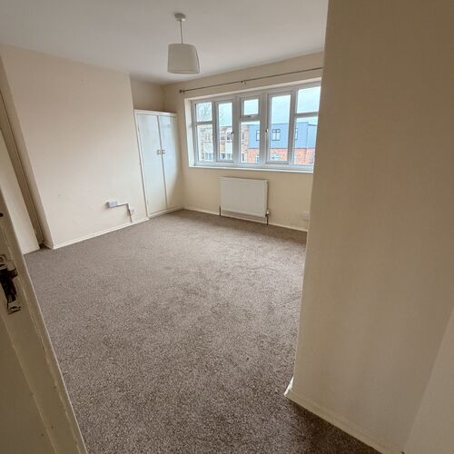 QUEENSWAY, BLETCHLEY - 3 BEDROOM MAISONETTE