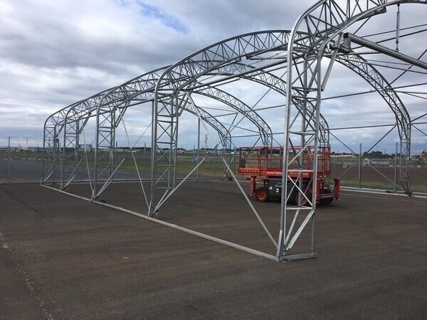 Utilisation d'ancrages au sol dans le goudron