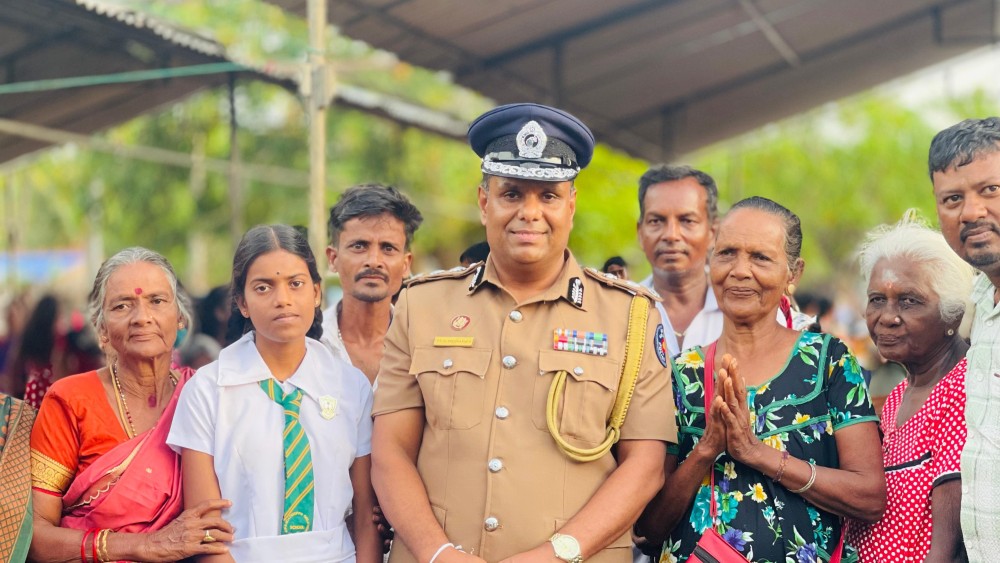 சாதனை மாணவி வஜீனாவை நேரில் சென்று வாழ்த்திய வடக்கு பொலிஸ் மா அதிபர்