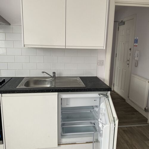 QUEENSWAY, BLETCHLEY - 1 BEDROOM