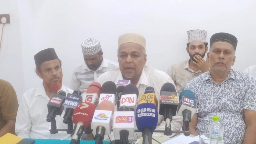 பள்ளிவாசல் நிர்வாகத்தை குழப்பும் ஞானசார தேரர் உள்ளிட்ட குழுவினர்