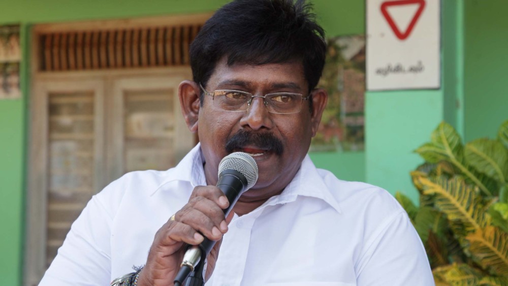 கார்த்திகை பூ பொறிக்கப்பட்ட செருப்பை மீளப்பெற வேண்டும்