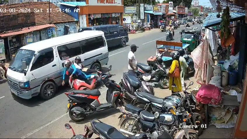 மோட்டார் சைக்கிளில் சென்ற இரண்டு பெண்களை இடித்துத் தள்ளிய ஹையேஸ் வாகனம்