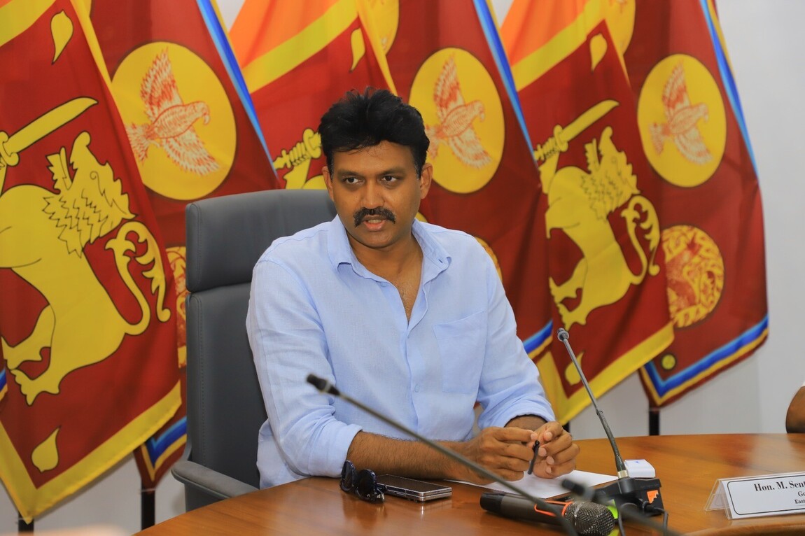 ஆளுநர் செந்தில் தொண்டமானிடம்   முறைப்பாடளித்த  முஸ்லிம் மாணவிகள் 