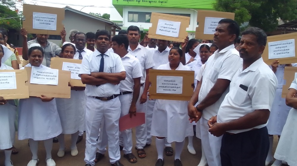 பருத்தித்துறை ஆதார வைத்தியசாலை ஊழியர்கள் போராட்டம்
