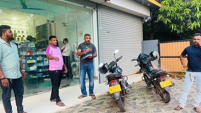 அரசு அதிகாரிகளைப் பூட்டி வைத்து அச்சுறுத்திய மருந்தக உரிமையாளர்