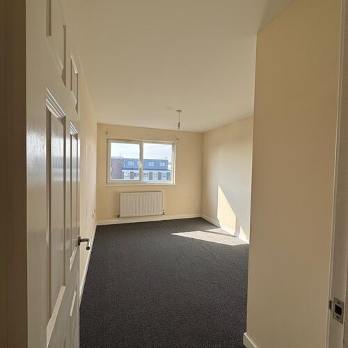 QUEENSWAY, BLETCHLEY - 2 BEDROOM PENTHOUSE