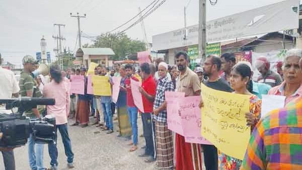 நடைபாதை வியாபாரத்தை உடனடியாகத் தடை செய்க