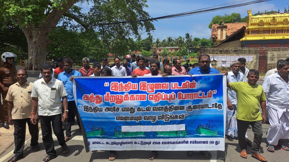 யாழ். இந்திய துணைத் தூதரகம் முன்பாக மீனவர்கள் போராட்டம்