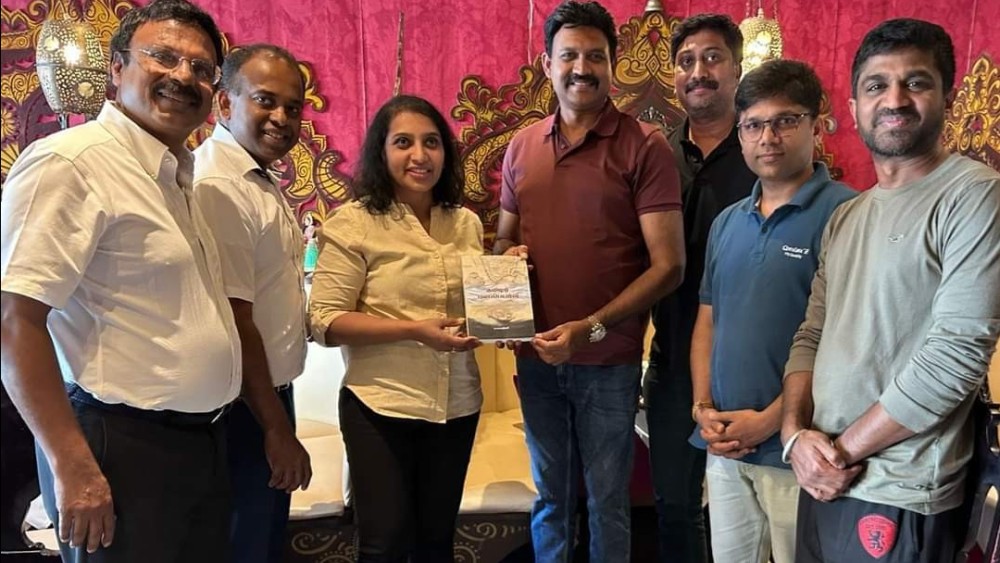 தமிழர் புலப்பெயர்வு என்ற நூலை பெற்றுக்கொண்ட செந்தில் தொண்டமான்