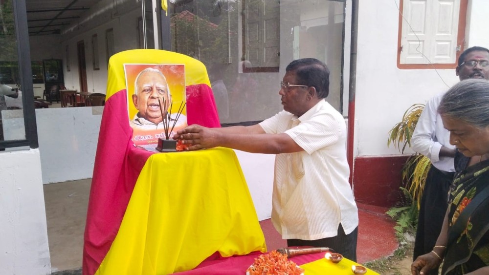 இலங்கை தமிழரசுக் கட்சியின் வட்டுக்கோட்டை அலுவலகத்தில் இரா. சம்பந்தனுக்கு அஞ்சலி