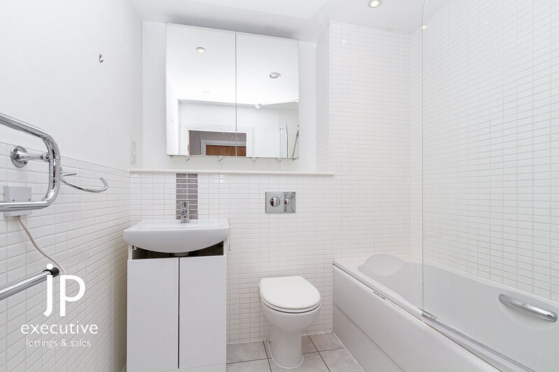 CENTURY WHARF CARDIFF BAY FURNISHED ONE BEDROOM APARTMENT WITH BALCONY