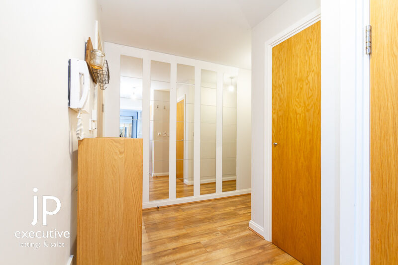 CENTURY WHARF CARDIFF BAY FURNISHED ONE BEDROOM APARTMENT WITH BALCONY