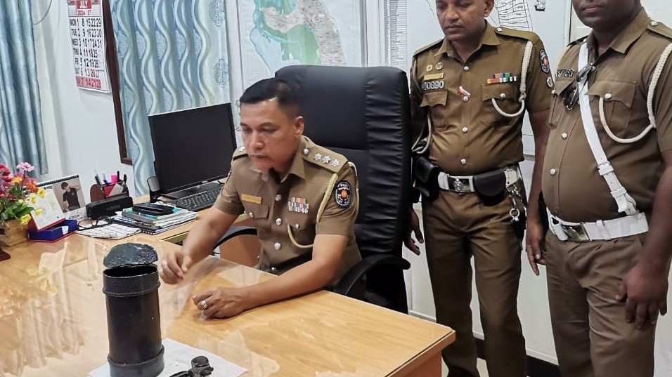 புதைக்கப்பட்டிருந்த துப்பாக்கியினை பொலிஸ் எடுத்தனர்