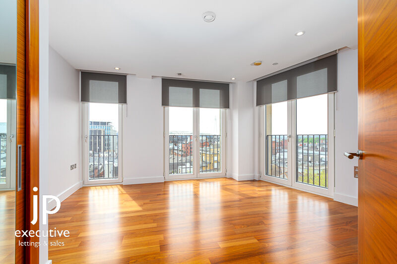 HAYES APARTMENTS CARDIFF CITY CENTRE FURNISHED/UNFURNISHED TWO BEDROOM PENTHOUSE WITH VIEWS OVER THE CITY CENTRE