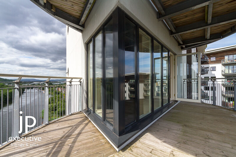ROMA HOUSE VICTORIA WHARF CARDIFF BAY UNFURNISHED THREE BEDROOM APARTMENT WITH WATER VIEWS.