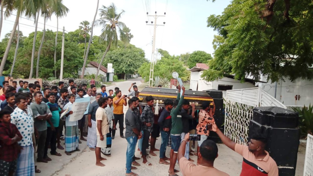 நெடுந்தீவில் கொலை செய்யப்பட்ட  இளைஞருக்கு நீதி கோரி கவனவீர்ப்பு