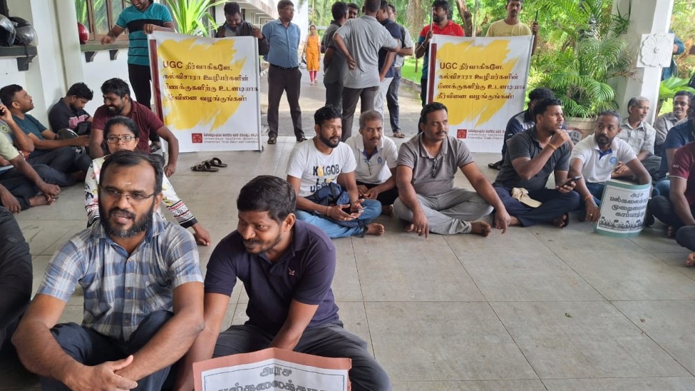 யாழ். பல்கலை கல்விசாரா ஊழியர்கள் போராட்டம்