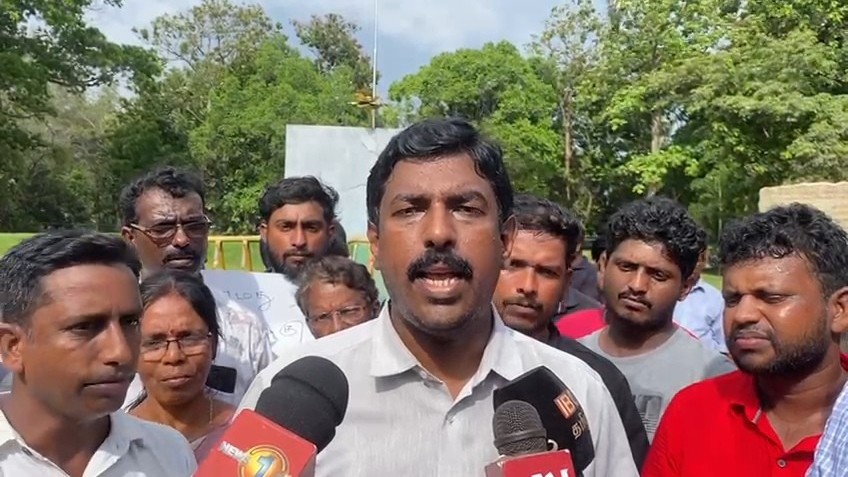 கிளிநொச்சியில் உள்ள மக்கள் பிரதிநிதிகள் அரசுக்கு துணை போய்விட்டார்கள் - சுகாஷ் சீற்றம்