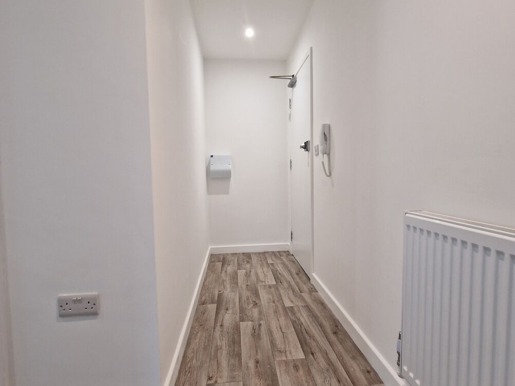 New 3x1 bedroom flats above commercial premises