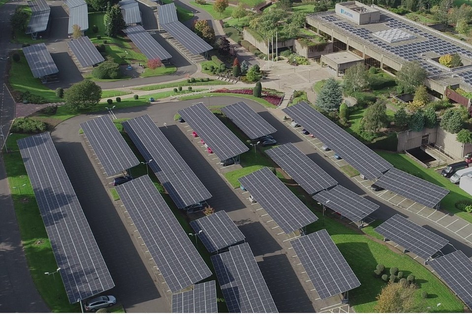 Parking couvert avec panneaux solaires - Aviva Perth | Spirafix France | D&amp;#039;ancrage au sol | Vis d&amp;#039;ancrage | Boulon de terre | D&amp;#039;ancrage au sol | Vis d&amp;#039;ancrage | Boulon de terre
