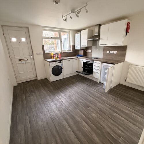 QUEENSWAY, BLETCHLEY - 1 BEDROOM