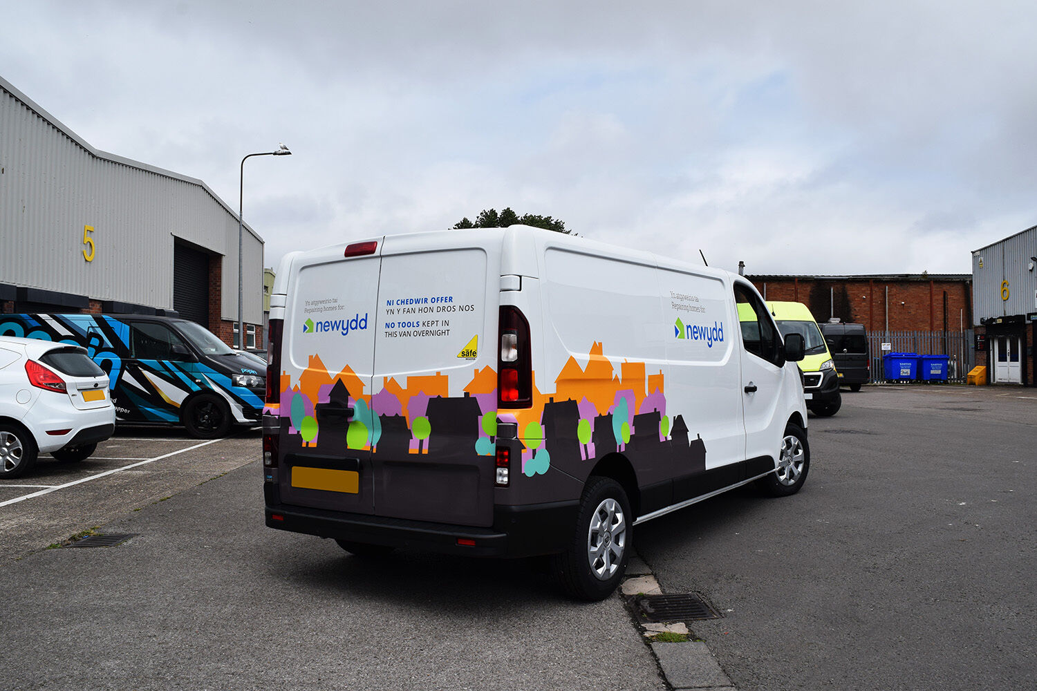 Newydd - 12x Renault Trafic