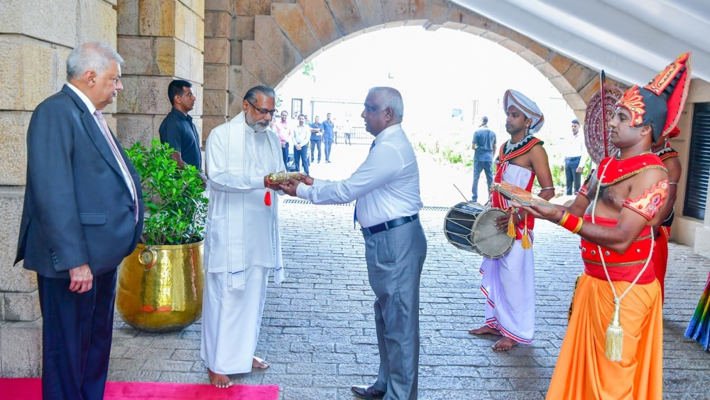 புத்தாண்டு சுபவேளை பத்திரம் ஜனாதிபதியிடம் கையளிப்பு