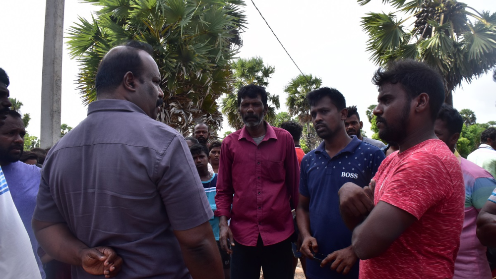 அடாத்தாக பிடித்த காணியில் கனிய மணல் அகழ முயற்சி