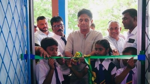 மன்னார் கருங்கண்டல் பாடசாலையில் ஸ்மார்ட் வகுப்பறையை திறந்தார் சஜித்