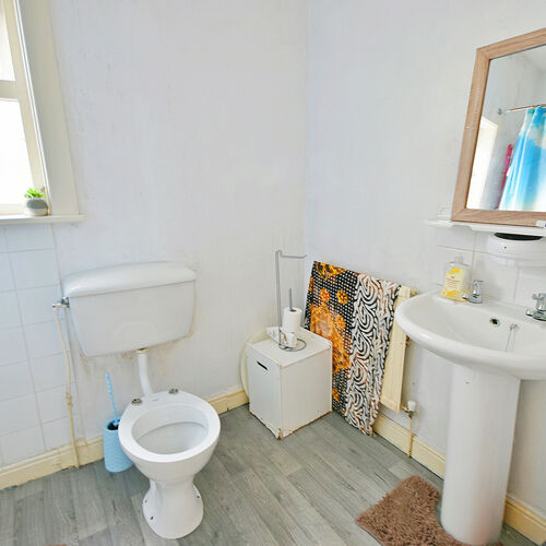 3 Bed Mid-Terrace For Rent