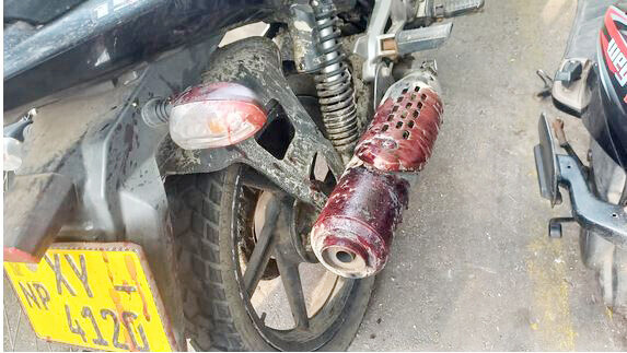 யாழ்.போதனா வைத்தியசாலைக்குள் மோட்டார் சைக்கிளுடன் நுழைந்து தாக்குதல்