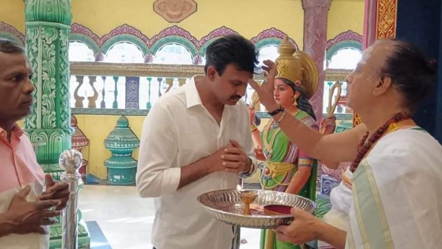 மலேசியா பத்துமலை குகை முருகன் ஆலயத்தில் வழிபாடுகளில் ஈடுபட்ட செந்தில் தொண்டமான்