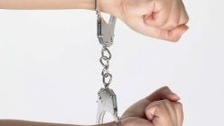 பிள்ளைகளை தலைகீழாக தொங்க விட்ட தாய் கைது