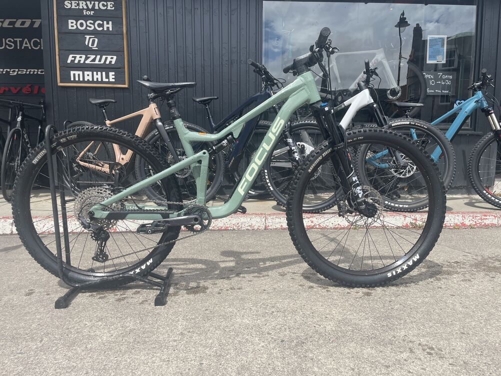 X hire Focus Thron 6.9