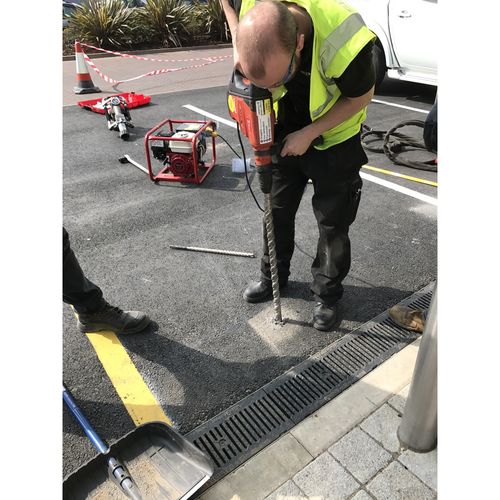 Securing of courtesy canopies for the general public