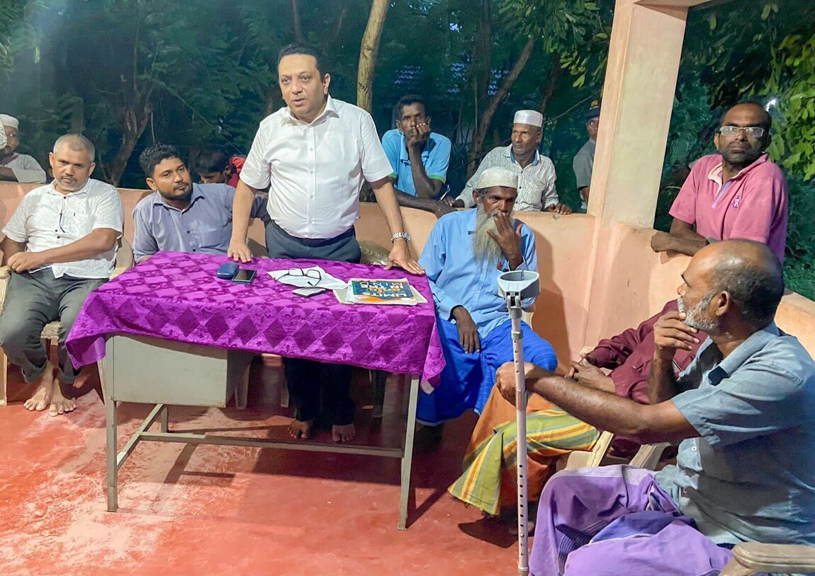 அஷ்ரப் நகர் மாணவர்களுக்கு ரஹ்மத் பவுண்டேசனால் பாடசாலை உபகரணங்கள் அன்பளிப்பு