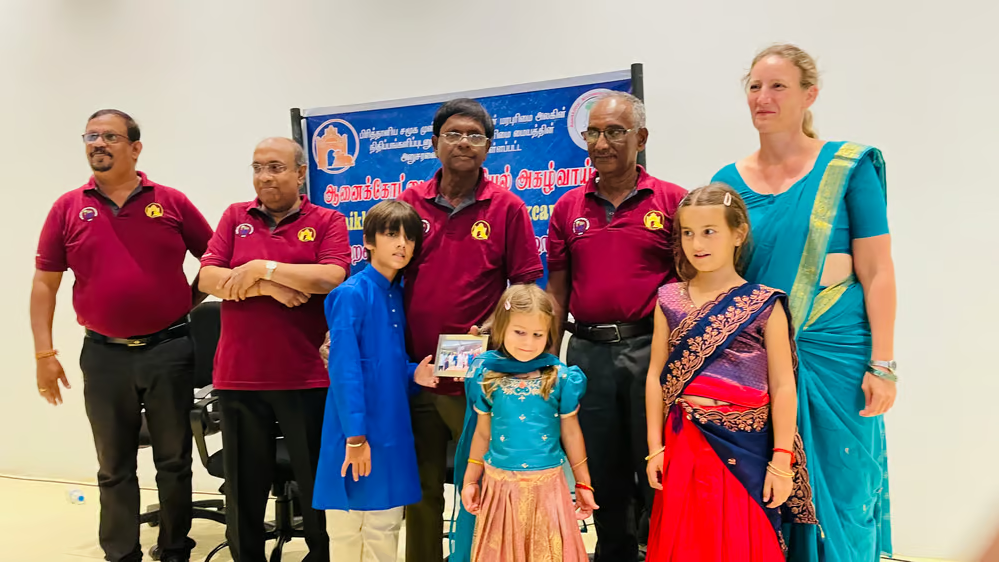 தமிழ் பண்பாட்டு உடைகளுடன் வந்து கௌரவத்தை ஏற்ற ஜேர்மன் ஆய்வாளர்