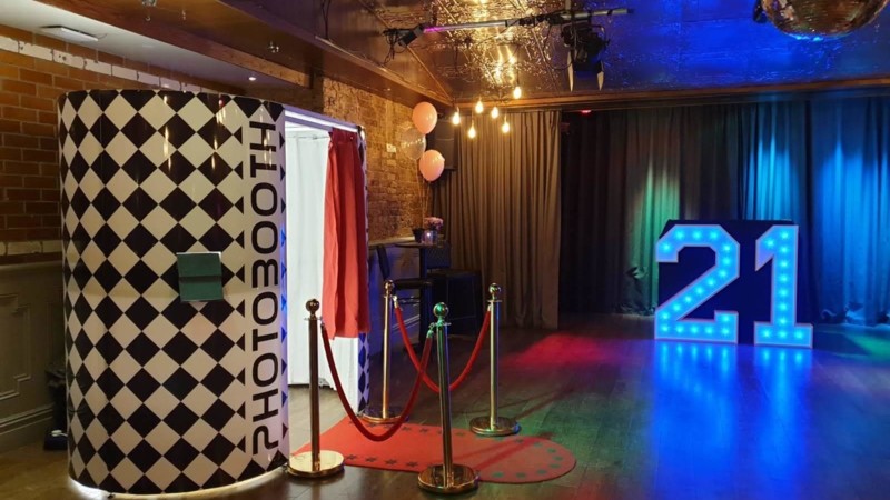 Photo booth with light up numbers