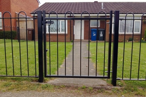 Bowtop dig in gates to match 900mm high panels