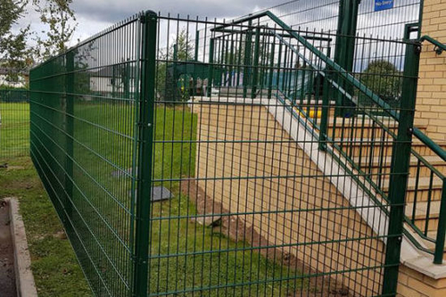 Twinwire corner posts