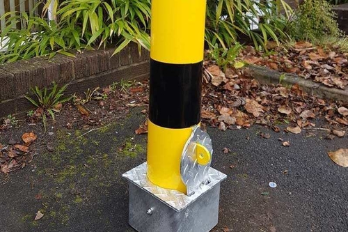 Removeable bollard with ground socket