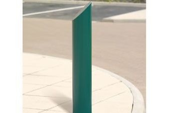 Slanted top cast in bollard