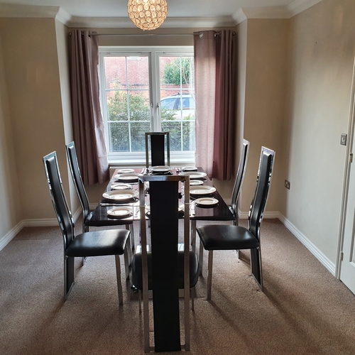 Brosnan Drive, GL51 0GD 4 bedrooms, 3 bathrooms for 4 people by GCHQ