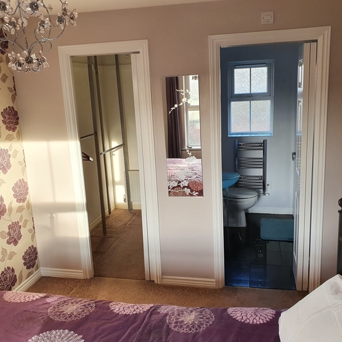 Brosnan Drive, GL51 0GD 4 bedrooms, 3 bathrooms for 4 people by GCHQ