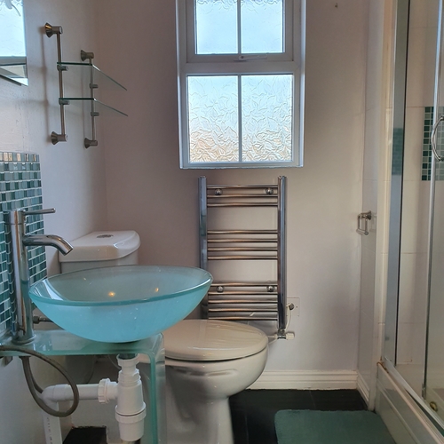 Brosnan Drive, GL51 0GD 4 bedrooms, 3 bathrooms for 4 people by GCHQ